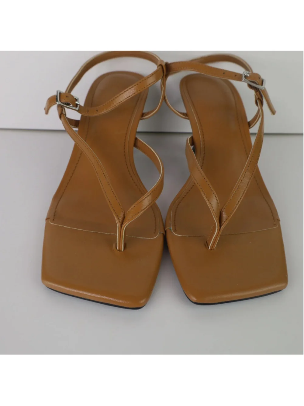 Marc Fisher LTD Calinda Sandals 5.5M Medium Natural Leather Thong Heels 0480